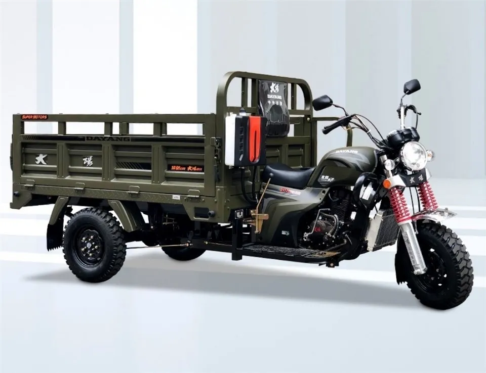 200cc de velocitat i capacitat de càrrega coexisteixen en una motocicleta de tres rodes