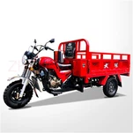 Nova motocicleta de tres rodes amb motor de gasolina